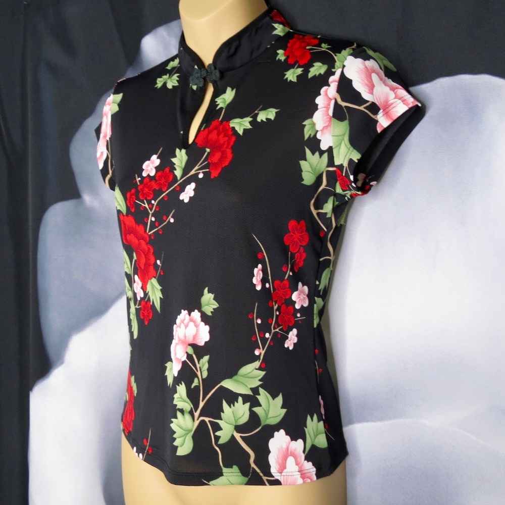 Floral Top with Neck Clasp